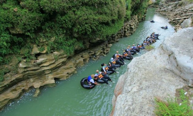 Menikmati Adrenalin River Tubing Sungai Oya Gunungkidul