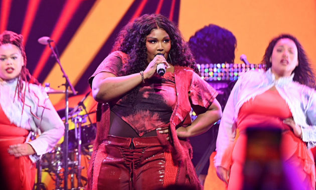 Lizzo Shows How To Right A Wrong In Two Three Easy Steps