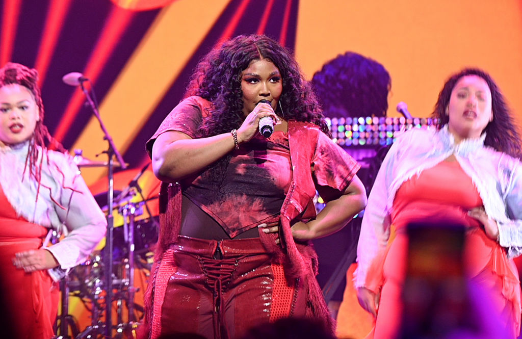 Lizzo Shows How To Right A Wrong In Two Three Easy Steps