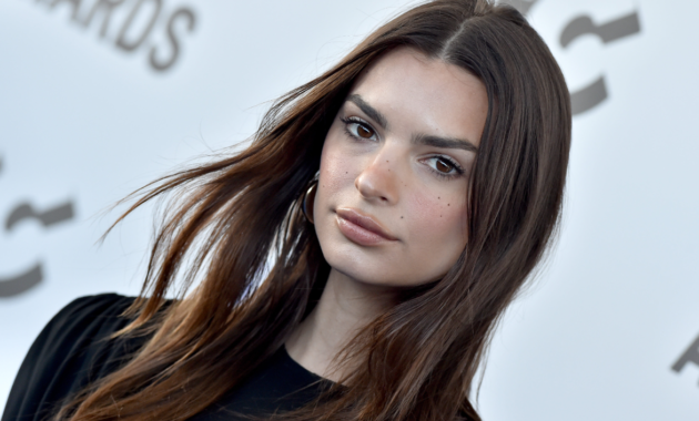 Emily Ratajkowski’s Surprising Thoughts On Her Controversial Dress Scandal