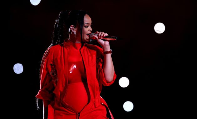 Pregnant Rihanna Performs Live on the Super Bowl Stage