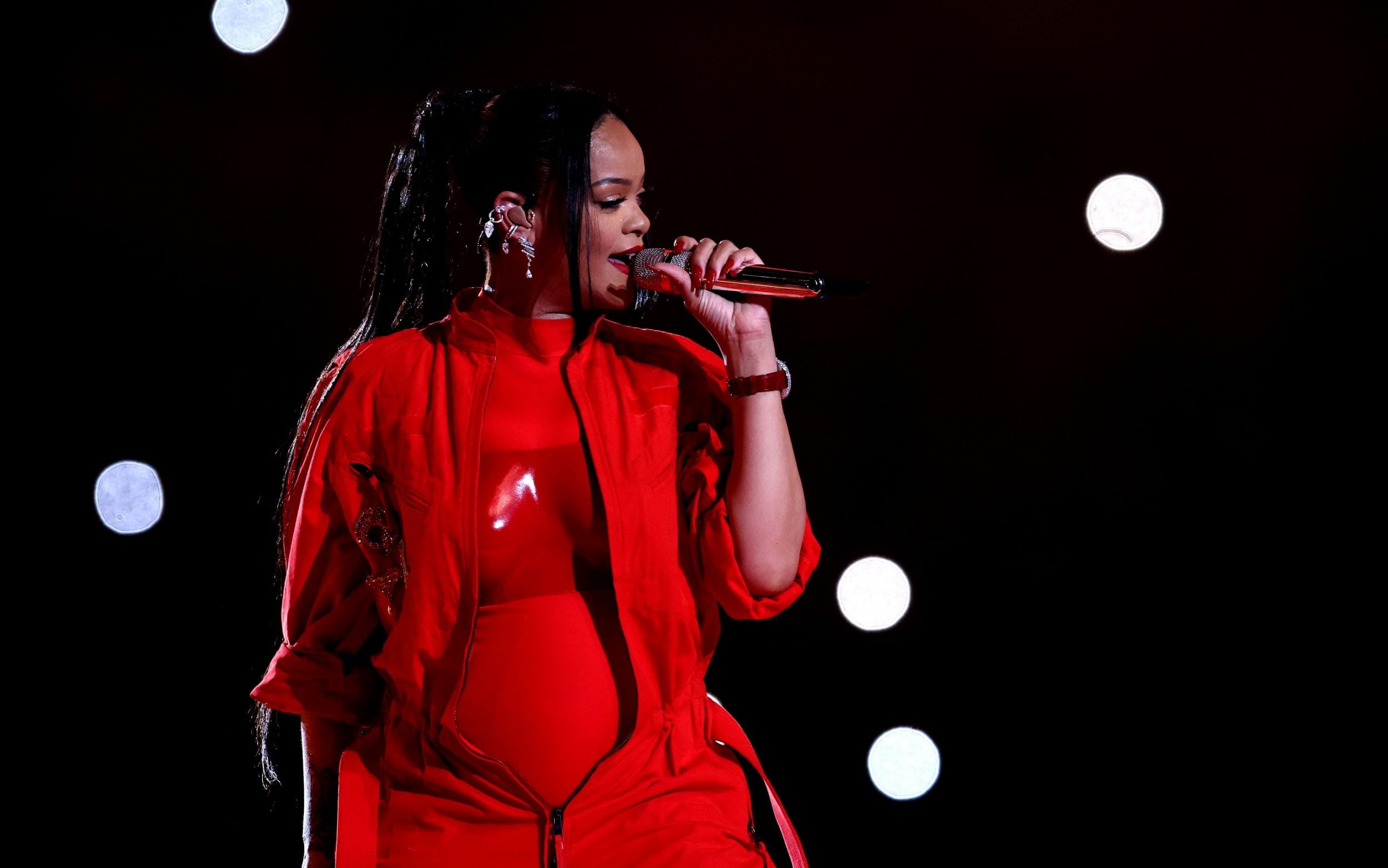 Pregnant Rihanna Performs Live on the Super Bowl Stage Pregnant Rihanna Performs Live on the Super Bowl Stage